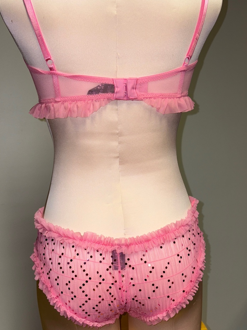 La SENZA Pink Sparkly Ruffle Lace Bra Set (36D/Medium) - Picture 3 of 11